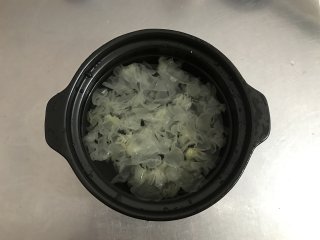 2、银耳苹果红枣羹,砂锅中加入足量清水，把银耳放进去。