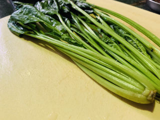 1、菠菜猪肝粥,菠菜待用