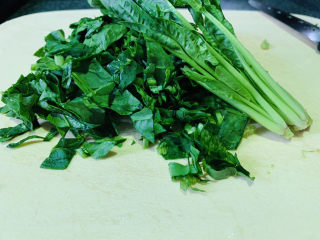 3、菠菜猪肝粥,切小段