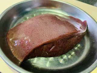 4、菠菜猪肝粥,猪肝，洗净