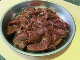 5、菠菜猪肝粥,切片