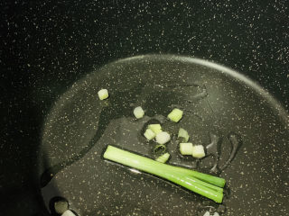 6、菠菜猪肝粥,锅加食用油，加葱白