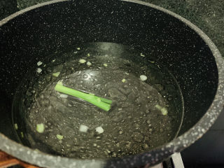 7、菠菜猪肝粥,炒香，加清水