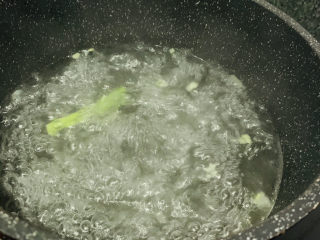 8、菠菜猪肝粥,煮开