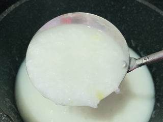 11、菠菜猪肝粥,煮成白粥