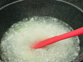 10、菠菜猪肝粥,中间要时不时搅拌