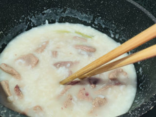 13、菠菜猪肝粥,搅拌均匀，猪肝变色