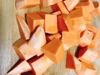 6、小米红薯粥,切成小块