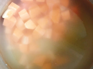 8、小米红薯粥,将切好的红薯放进去