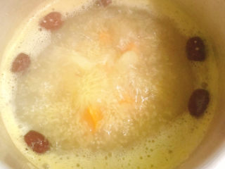 11、小米红薯粥,放入洗干净的红枣、花生油