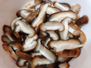 2、鲜虾干贝粥,焯好水的香菇浸泡一会儿洗净沥干水分切成片状