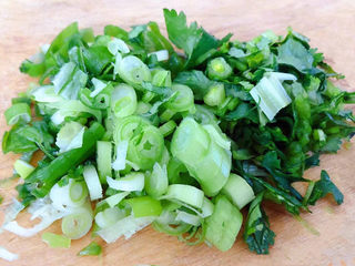 3、鲜虾干贝粥,葱花和香菜切好备用