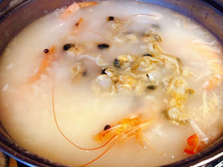 7、鲜虾干贝粥,放入洗净的扇贝肉肉中火煮三分钟