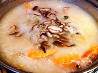 8、鲜虾干贝粥,放入香菇中小火煮三分钟同时放入盐和味精调味均匀