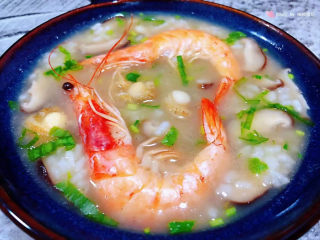 10、鲜虾干贝粥,营养丰富的海虾扇贝香菇粥装入容器中就大功告成了