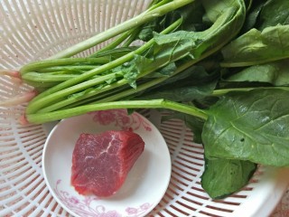 1、砂锅菠菜牛肉粥,准备好菠菜和牛肉