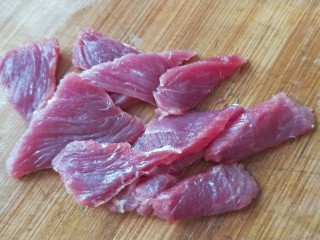 3、砂锅菠菜牛肉粥,牛肉切片