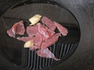 4、砂锅菠菜牛肉粥,牛肉冷水下锅加姜片汆水