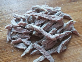 5、砂锅菠菜牛肉粥,捞出牛肉切丝