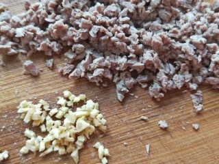 6、砂锅菠菜牛肉粥,再把牛肉剁碎备用，再剁一点姜末备用