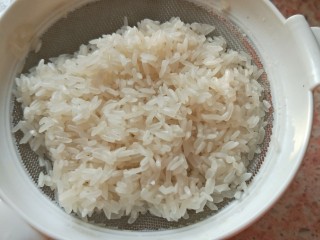 7、砂锅菠菜牛肉粥,煮粥的大米冲洗干净