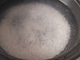 8、砂锅菠菜牛肉粥,砂锅把水烧开后下米