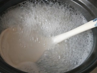 9、砂锅菠菜牛肉粥,中间用勺子搅拌几次，以免米粒粘在锅底