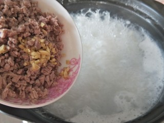 10、砂锅菠菜牛肉粥,粥煮得差不多了放入肉糜和姜末再煮十分钟