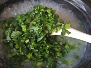 11、砂锅菠菜牛肉粥,然后放入切碎的菠菜