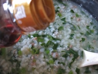 13、砂锅菠菜牛肉粥,最后加一点香油和盐调味