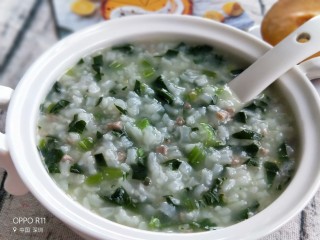 14、砂锅菠菜牛肉粥,牛肉菠菜粥煮好了，舀上一碗慢慢享用吧！