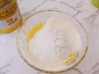 3、抹茶小小酥,再筛入低筋面粉、澳优能立多G4奶粉、糖粉