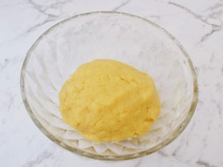 5、抹茶小小酥,再用手揉成团