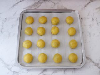 9、抹茶小小酥,放入烤盘