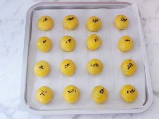 11、抹茶小小酥,撒上黑芝麻