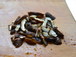 3、胡萝卜炒豌豆,随后切成片