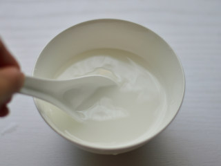 5、胡萝卜炒豌豆,淀粉兑入少许水待用