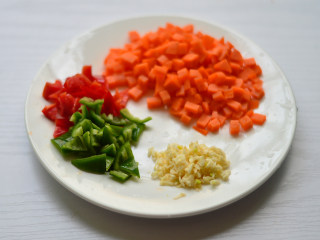 6、胡萝卜炒豌豆,胡萝卜、青、红椒切小丁，蒜头切碎沫