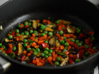 11、胡萝卜炒豌豆,调入酱油，翻炒均匀