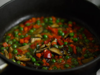 14、胡萝卜炒豌豆,翻炒收汁，至浓稠即可关火盛出