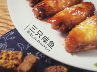 12、桂花红糖鸡翅丨三只咸鱼,一道简单且秀色可餐的红糖鸡翅就酱完成啦，营养与口味兼备，绝对是家中常备的一道菜肴哦
