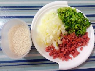 1、田园时蔬粥,准备原材料香肠、洋葱、西兰花切成小粒，大米备用