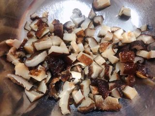 2、田园时蔬粥,香菇去蒂在开水中焯水后立即放入冷水中过凉沥干水份再切成小粒