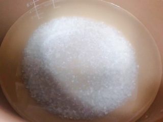 3、田园时蔬粥,大米冲洗干净添加适量清水开始煮粥