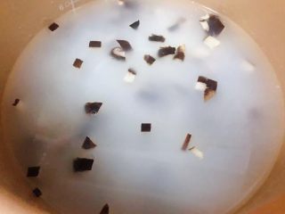 4、田园时蔬粥,大米煮至七成熟放入碱搅拌均匀再放入香菇煮起来