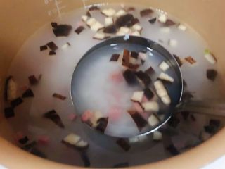 5、田园时蔬粥,煮至九成熟放入香肠粒继续煮