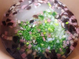 6、田园时蔬粥,放入西兰花和洋葱煮5分钟左右