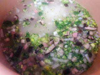 7、田园时蔬粥,最后放入盐和味精调味均匀即可出锅享用