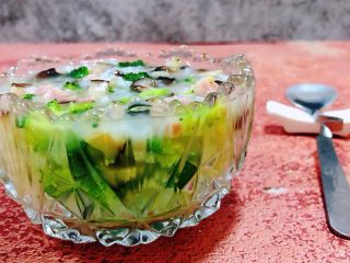 8、田园时蔬粥,营养丰富的田园时蔬粥装入容器中就大功告成了