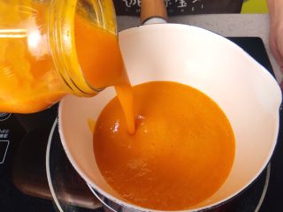 4、韩式南瓜粥,将打匀的南瓜泥倒入锅中 